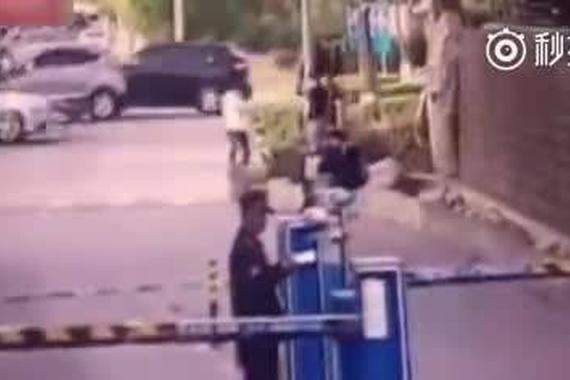 保安劝宾利女司机挪车 被6人打得满脸血