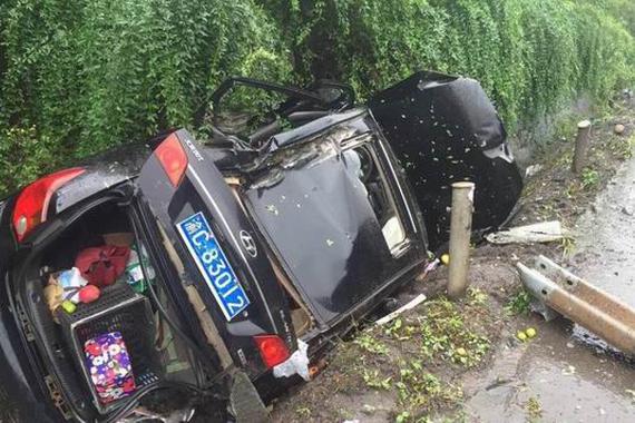 路遇车祸切莫蜂拥“看闹热”易致二次事故