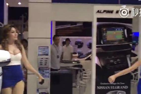 视频：好尴尬！曼谷车展上的一段舞