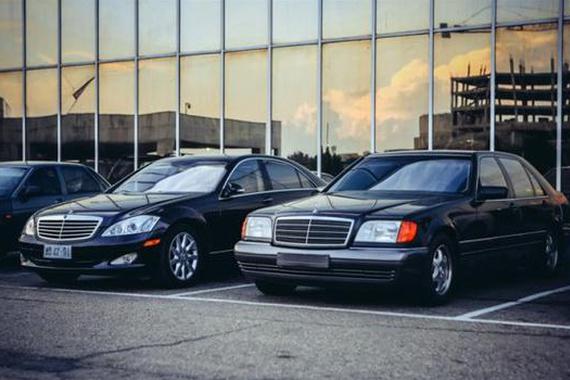 实拍朝鲜街头的豪车与破车