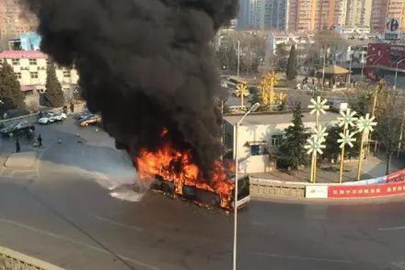 北京某度假村新能源大巴着火 疑为婚礼鞭炮引燃