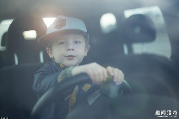 逆天了！8岁男孩为吃汉堡偷开老爸车跑2公里