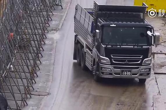 视频：卡特挖掘机给三菱卡车装料过程