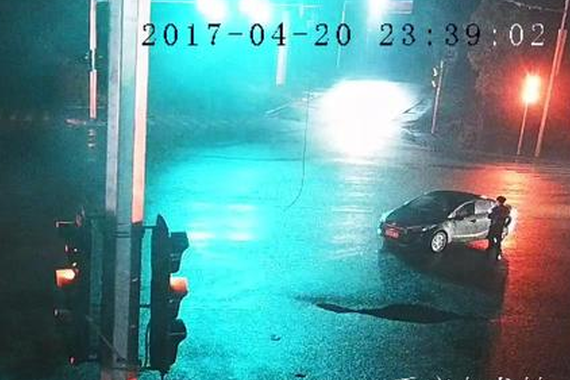 男子醉酒驾驶溜坡撞车 逃逸途中又撞墙