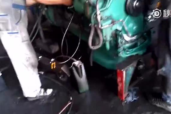 视频：师傅启动沃尔沃卡车发动机