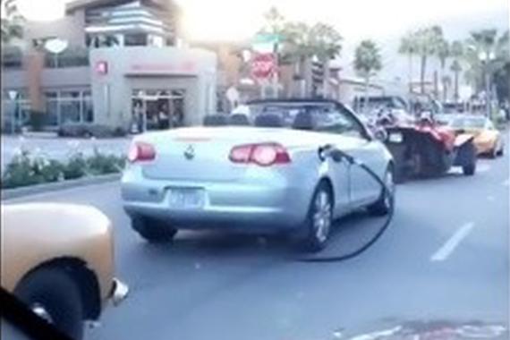 视频：当他把车开走后！加油站员工崩溃