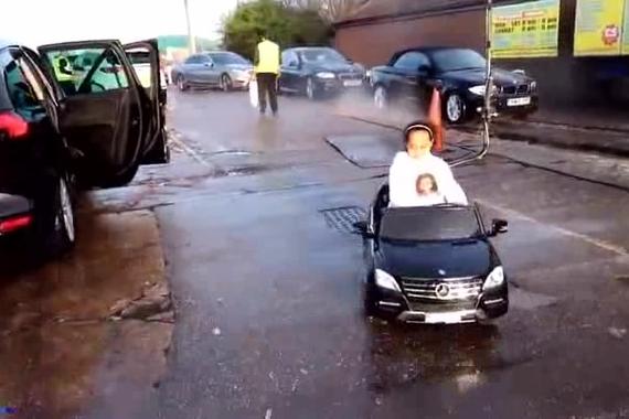 视频：熊孩子开豪车去加油站洗车，结果
