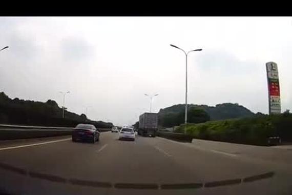 视频：suv野蛮并道 货车无奈撞击