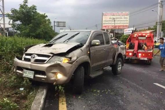 泰国男子被车撞 路人把断腿塞进饮水桶“冰镇“