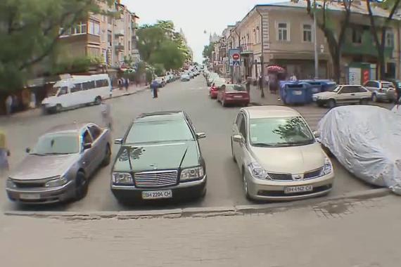 视频：汽车瞬间就没了！美女你可真会玩