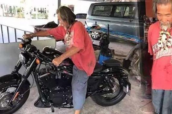 邋遢老头进店无人搭理 最后花12万买哈雷摩托车