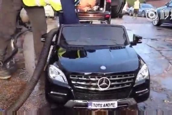 视频：熊孩子开豪车去加油站洗车，洗车工都蒙圈了 