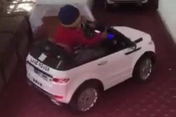 视频：神动作！看小孩教你如何倒车