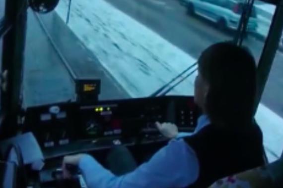 视频：史上最淡定女司机！难道习以为常？