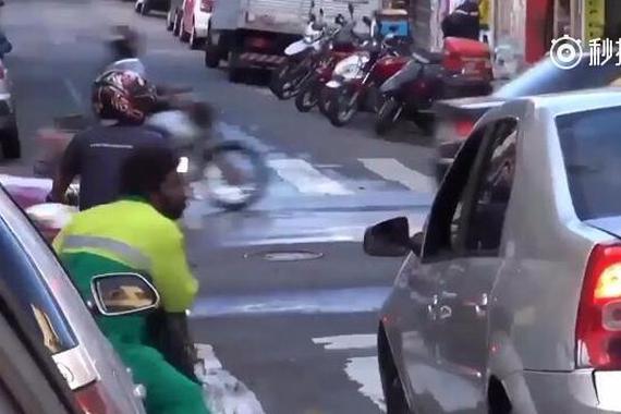 视频：司机随手乱扔垃圾后！清洁工愤怒了