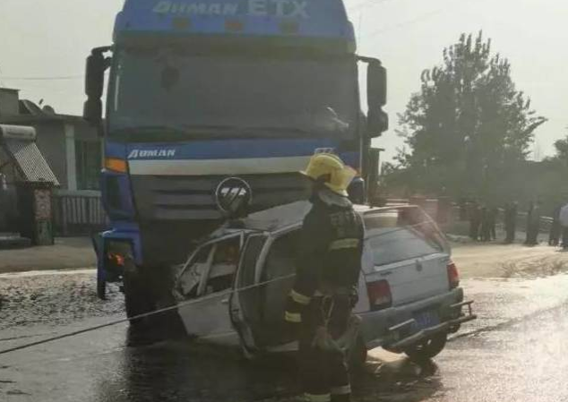 河北发生一起两车相撞严重车祸 2人身亡