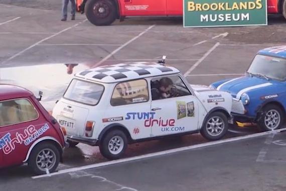 视频：敢试吗？史上最牛的汽车进库技巧