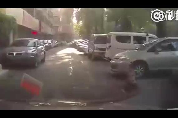 视频：新手驾驶必看！原来N档这么有用！