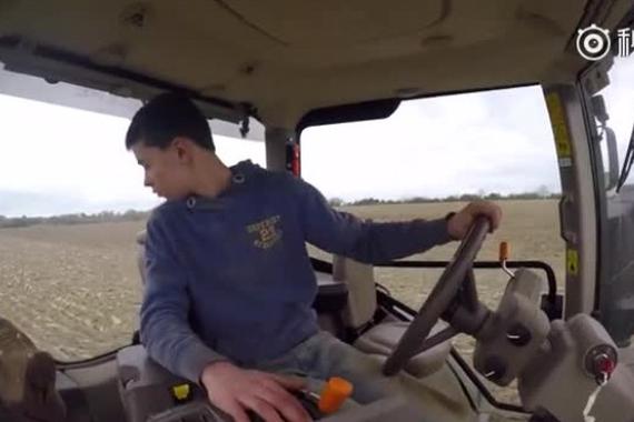 视频：国外小帅哥拖拉机耕地，劳动者最美