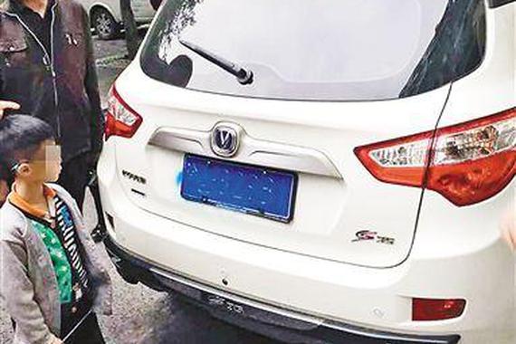 9岁男孩将路边车辆当画板 4辆车被喷油漆