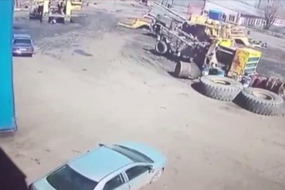 视频：俄国重型车爆胎把轿车砸成饼