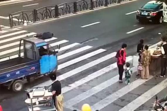 斑马线前无车让行 为妻买早餐大爷被撞身亡