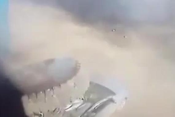 视频：轮胎被炸飞空中！轿车被砸中变铁饼