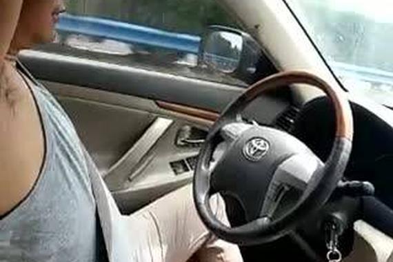 视频：疯狂的司机！时速150放开方向盘