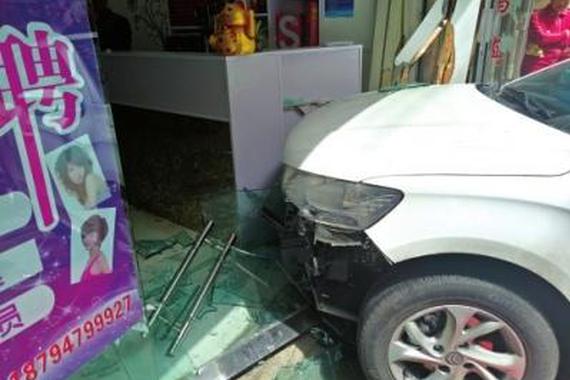 女司机错把油门当刹车 一头冲进理发店