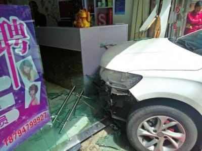 女司机错把油门当刹车 一头冲进理发店