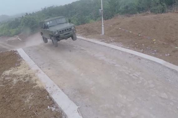 视频：解放军神一样的驾驶技术