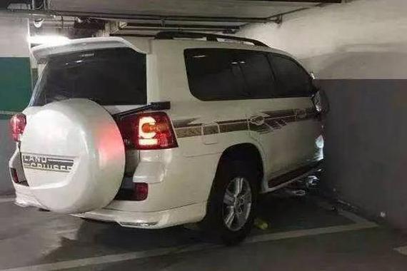 吓尿了！坐屋里都能出车祸！