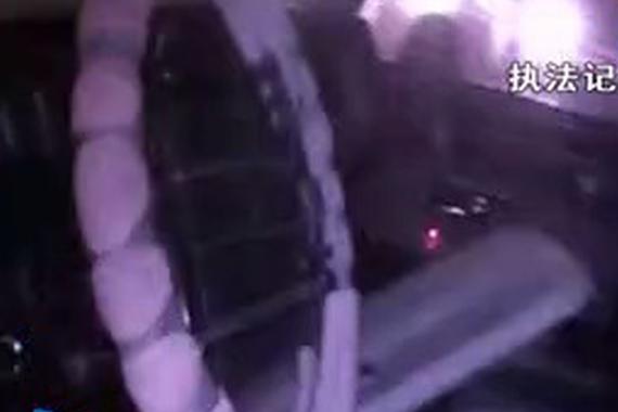 视频：无牌“豪车”上路！车内破烂不堪