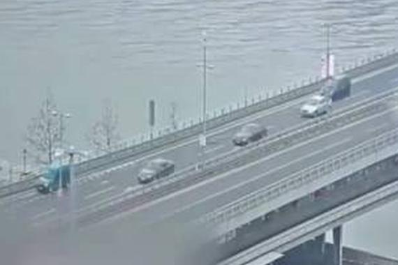 视频：监控拍下神奇画面！汽车会“闪现”