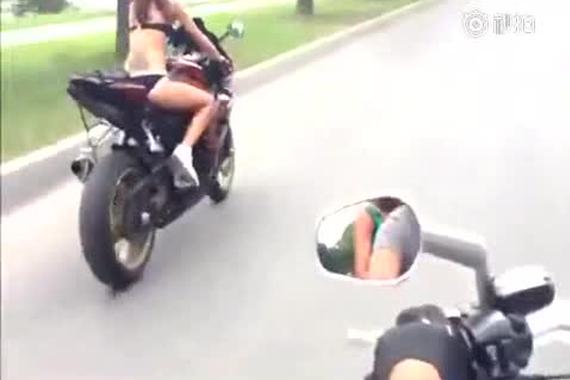 花样多！这美女竟然把摩托车这样玩！！
