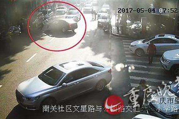 女司机大喊“没刹车了” 交警双手逼停