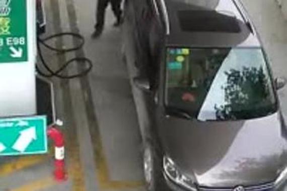 视频：加油时很少有人注意车门，小心小偷