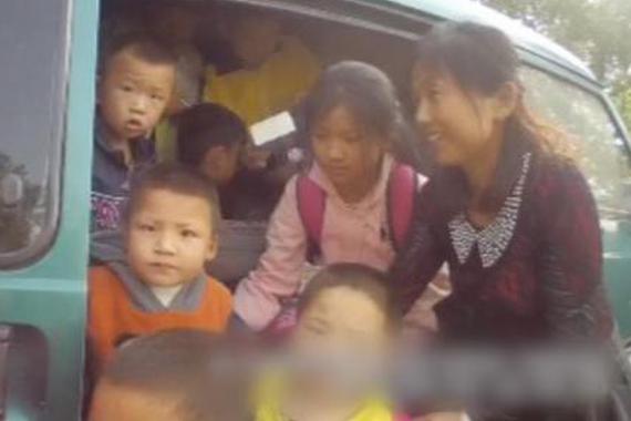 视频：校车疯狂超载 孩子的性命不重要？