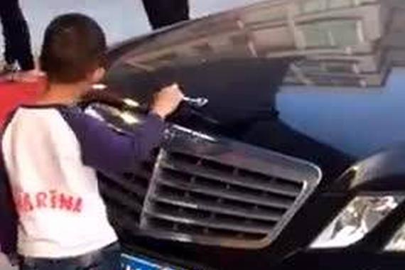 视频：司机看了想打人！熊孩子谁来管？