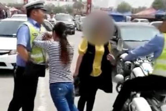 为阻拦开罚单 她对交警撒娇：我爱你