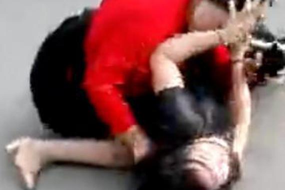 视频：女司机的战争！街头扭打很恐怖