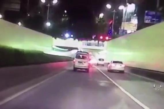 视频：男子跳下七八米高隧道险被车撞