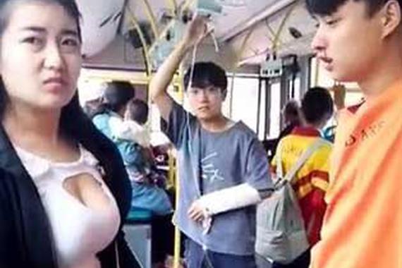 视频：美女的魅力！小伙公交车上流鼻血