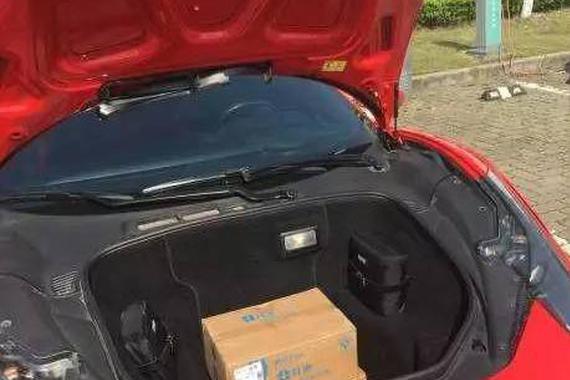 400多万买辆法拉利，行李箱小的可怜