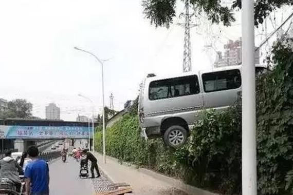 车身悬空2米 郑州一面包车倒出“绝技”