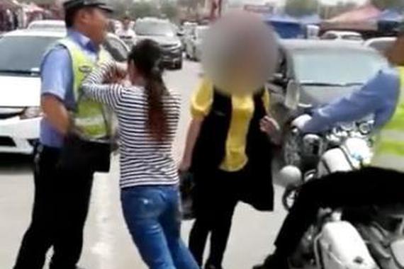 女子违停被开罚单撒娇阻拦：“我爱你”