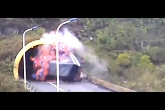 视频：货车何故撞击到高速隧道口？