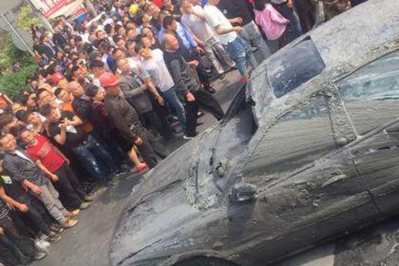 河里捞出15年前失踪轿车 车内发现2具尸骨