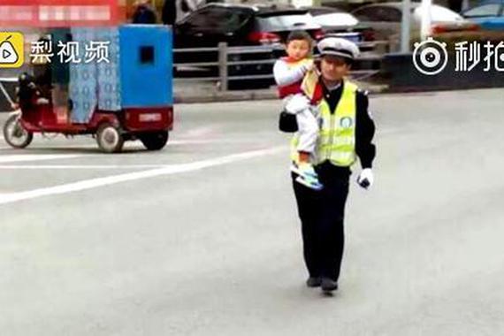 暖心!4岁男童迷失马路,交警抱娃继续执勤