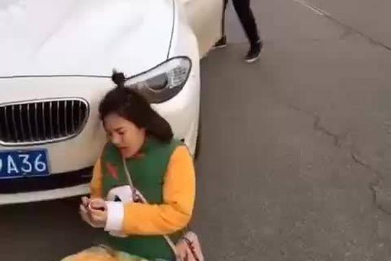 视频：跟老司机玩碰瓷？你还是太嫩了